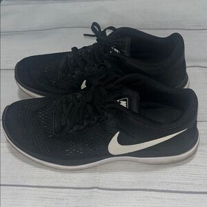 Women’s Nike Black and White Flex 2016 Run Running Sneakers 8